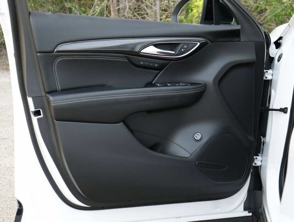 Used 2022 Summit White Buick Essence image 24