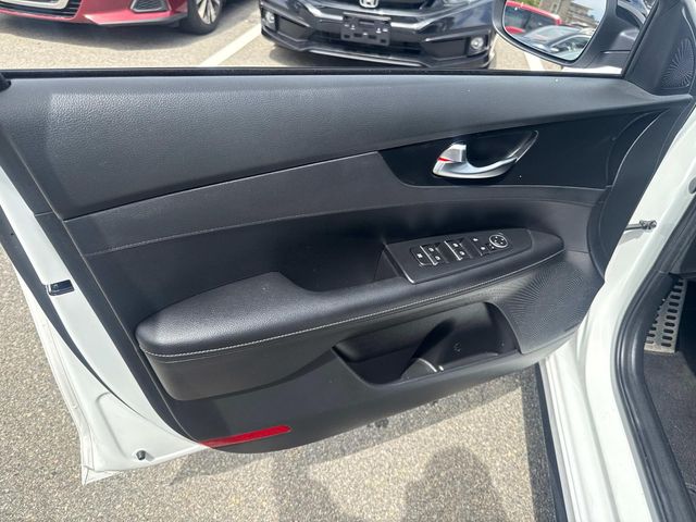 2022 Kia Forte GT-Line photo 16