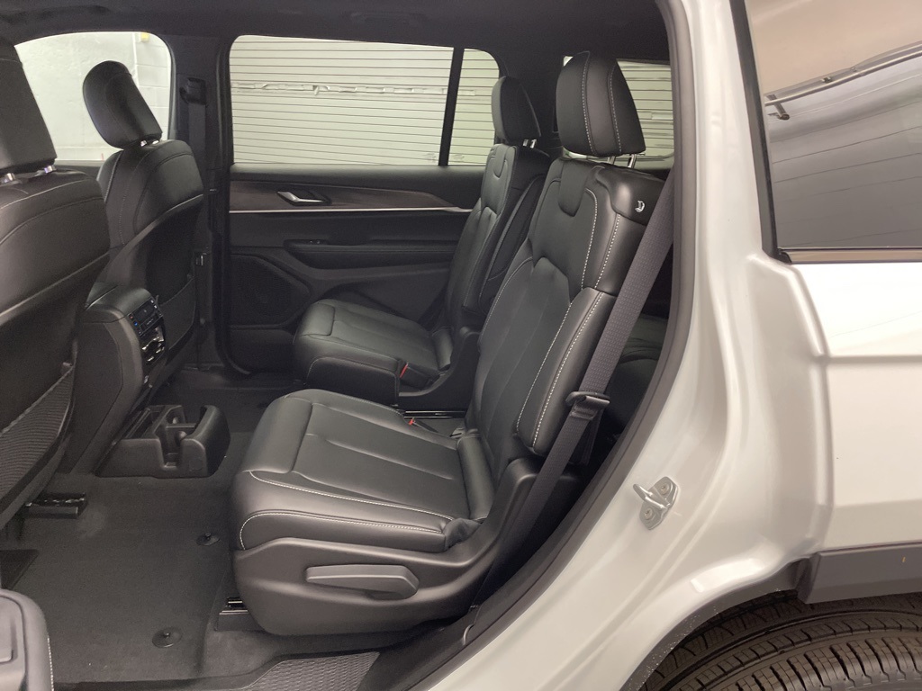 2025 Jeep Grand Cherokee Limited photo 13
