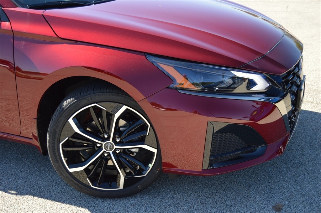 2025 Nissan Altima SR photo 3