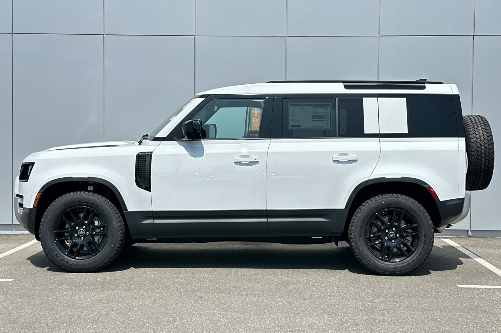 2025 Land Rover Defender 110 S photo 2