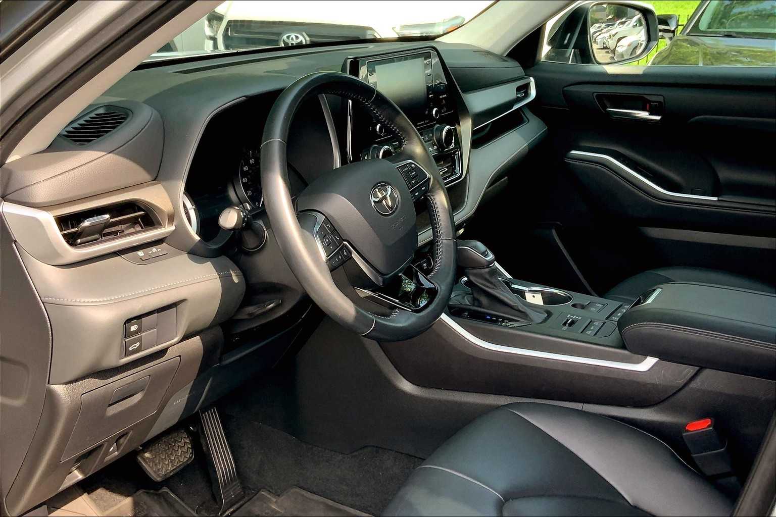 2021 Toyota Highlander XLE photo 17