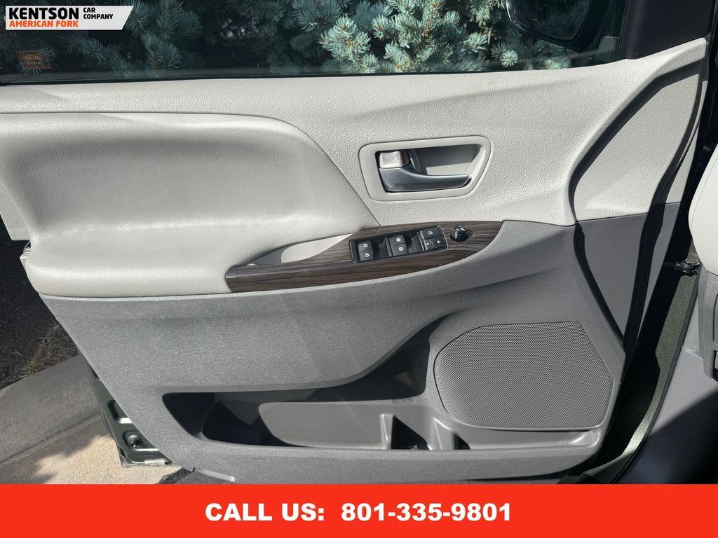 2019 Toyota Sienna XLE photo 22