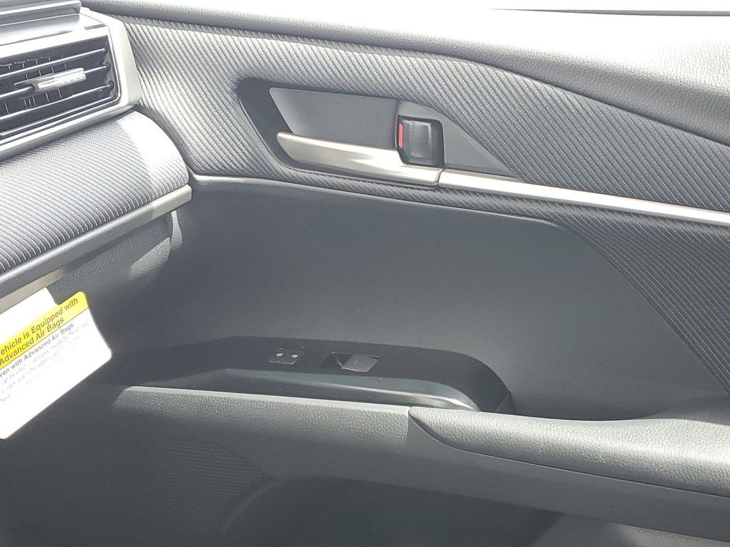 2025 Toyota Camry SE photo 22