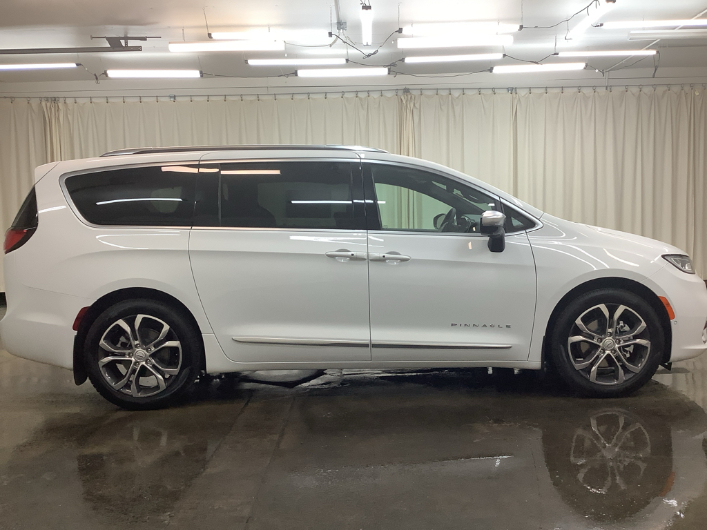 2026 Chrysler Pacifica Pinnacle photo 4