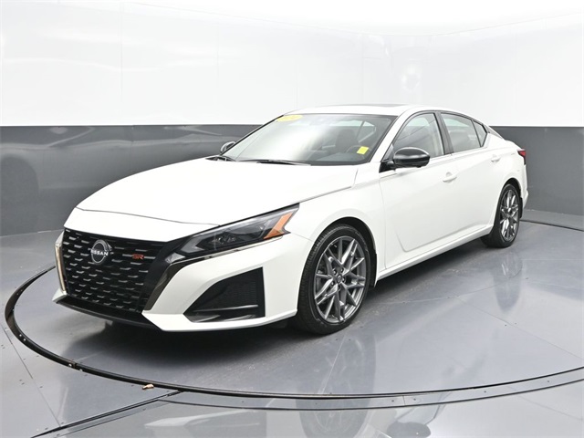 2024 Nissan Altima SR's photo