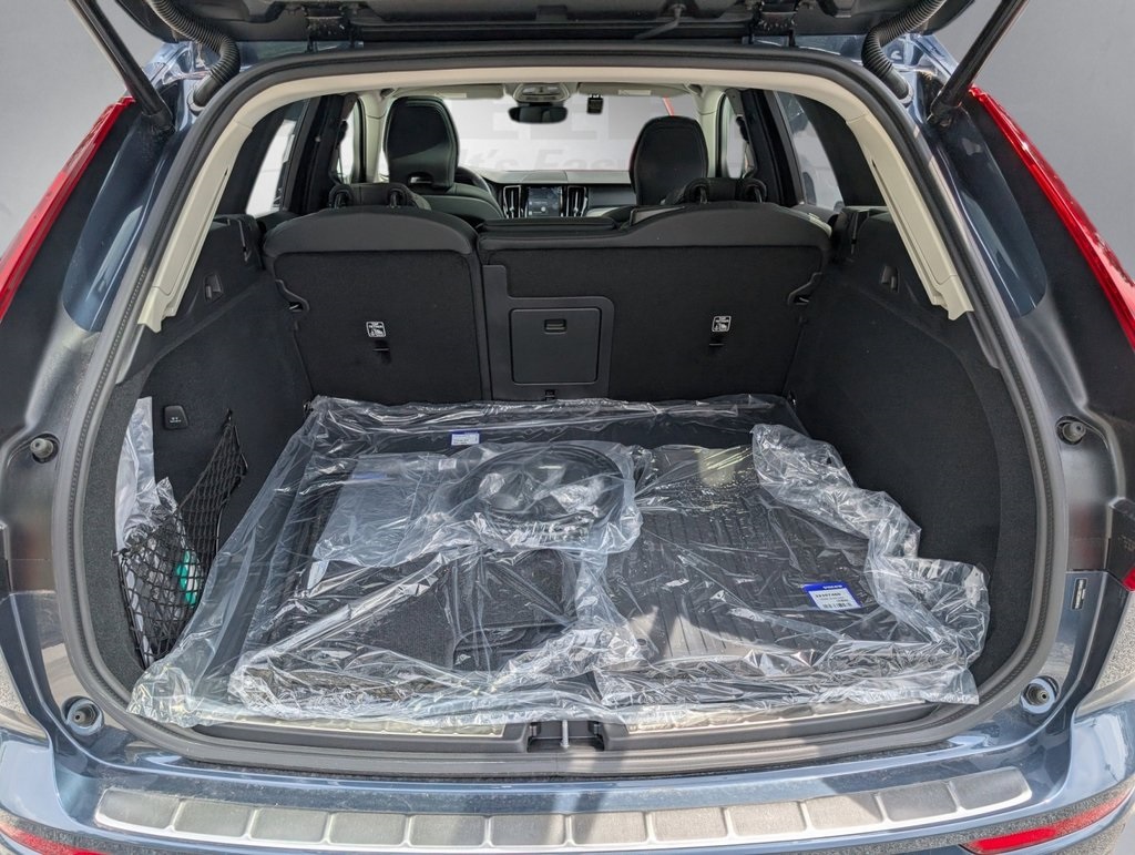 2025 Volvo XC60 T8 Plus photo 6