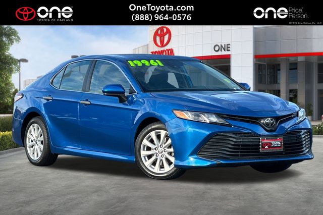 2020 Toyota Camry LE's photo