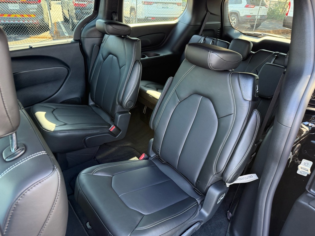2025 Chrysler Pacifica photo 5