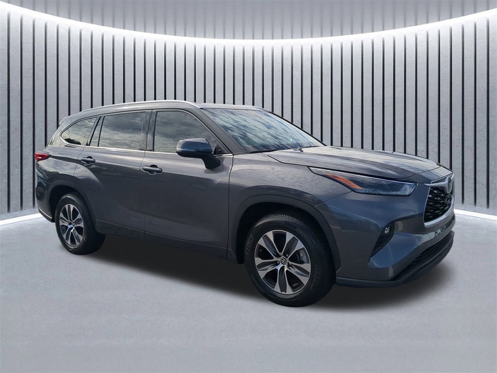 2021 Toyota Highlander XLE photo 2