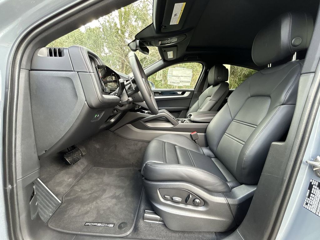 2025 Porsche Cayenne Coupe Base photo 13