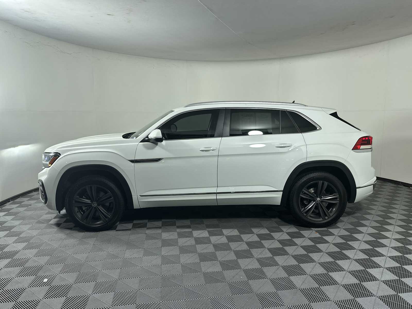 2022 Volkswagen Atlas Cross Sport SEL R-Line photo 4