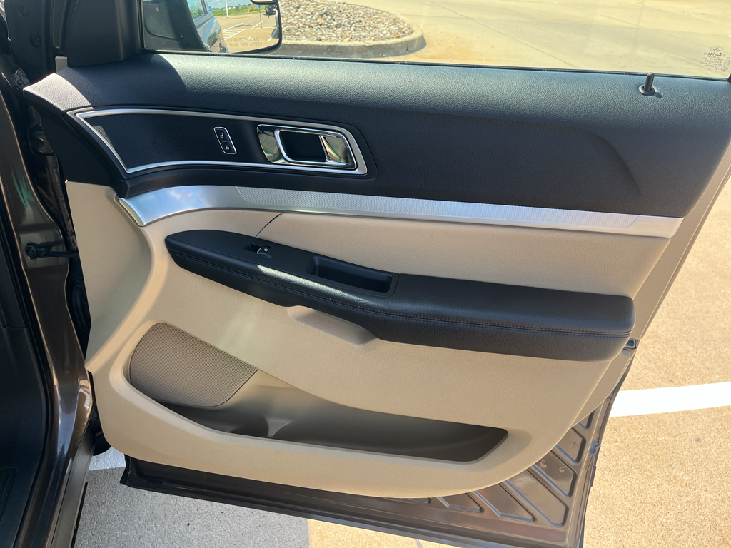 2016 Ford Explorer XLT photo 29