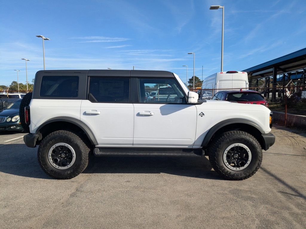2025 Ford Bronco Outer Banks photo 2