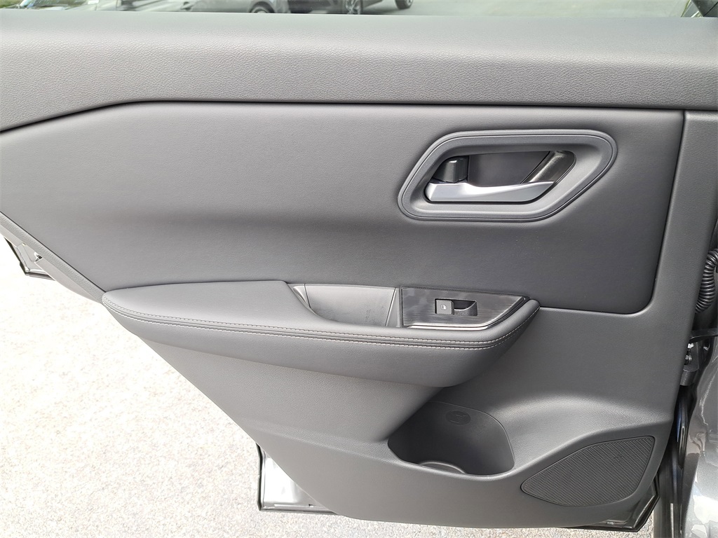 2026 Nissan Rogue SV photo 13