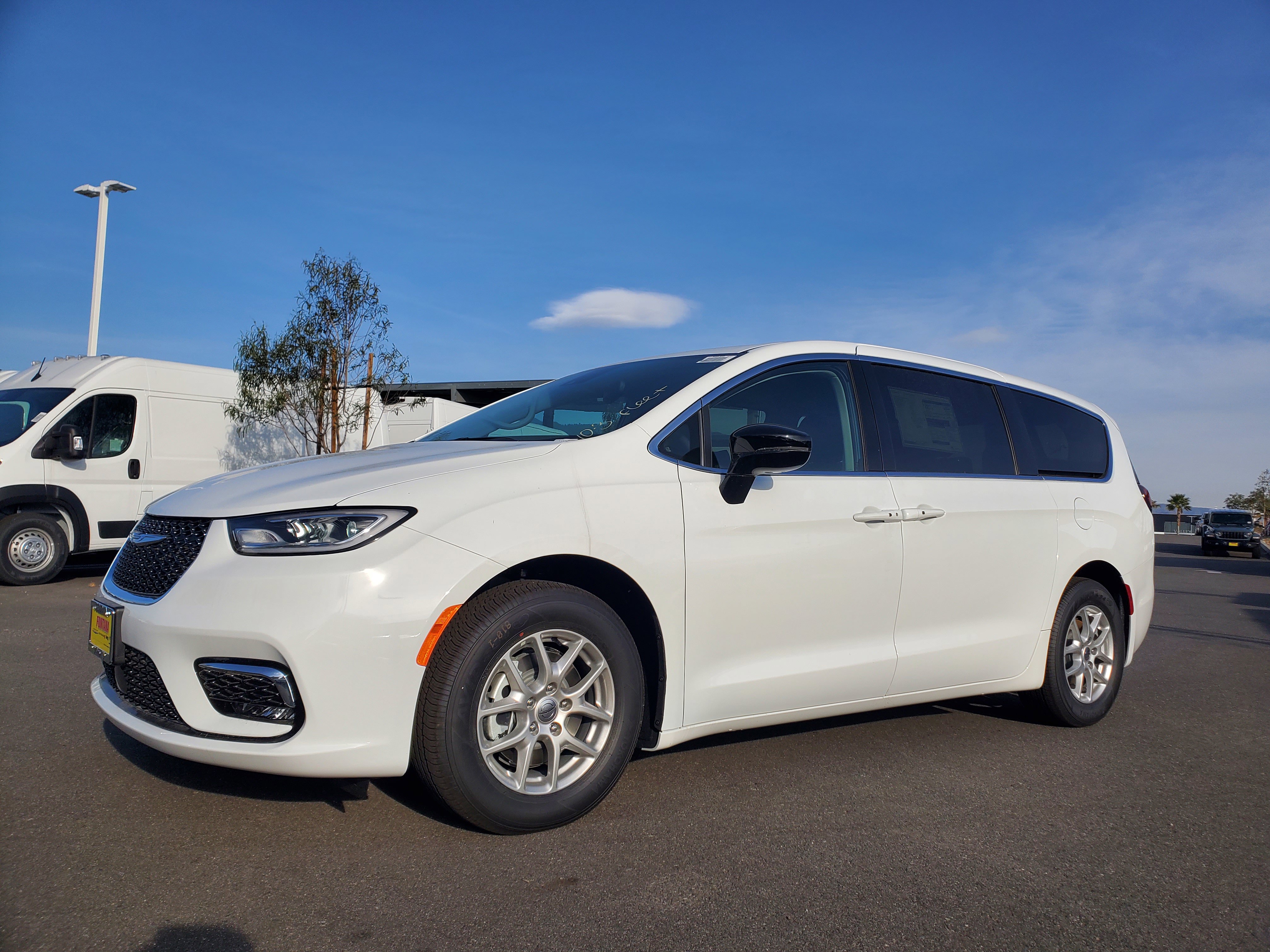2024 Chrysler Pacifica Touring L photo 4