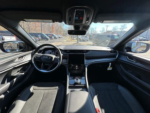 2025 Jeep Grand Cherokee Altitude photo 2