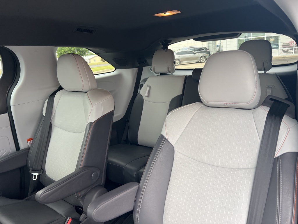2021 Toyota Sienna XSE photo 4