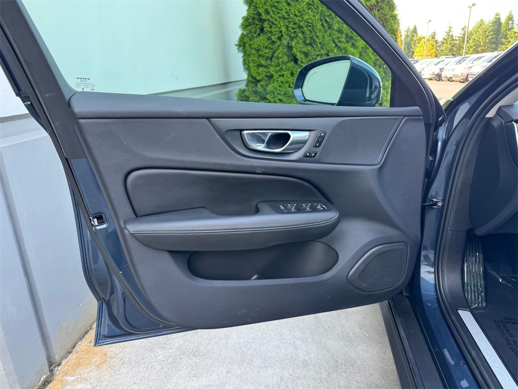 2024 Volvo V60 Cross Country B5 Plus photo 19