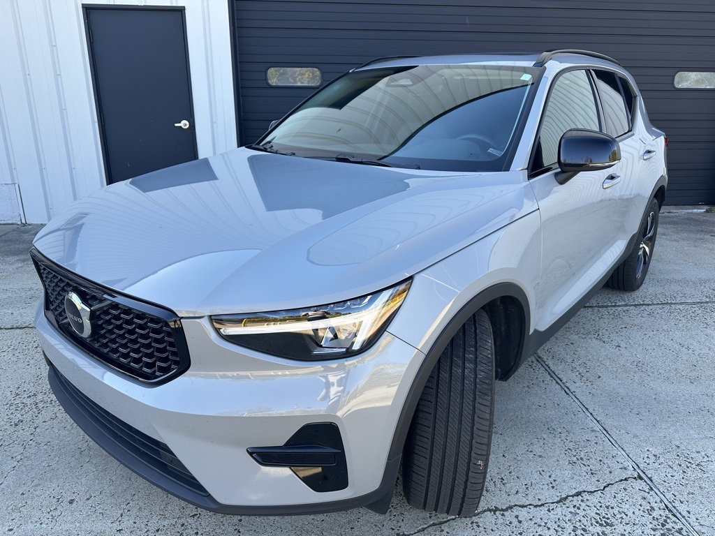 2024 Volvo XC40 Core photo 2