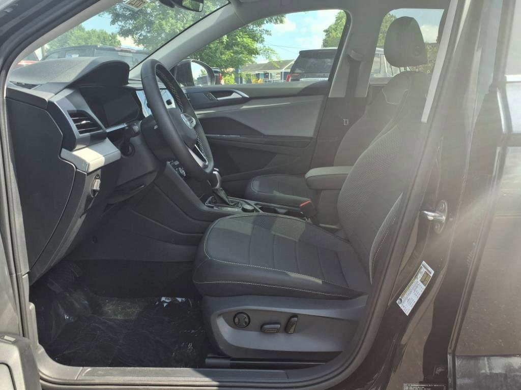 2024 Volkswagen Taos SE photo 3