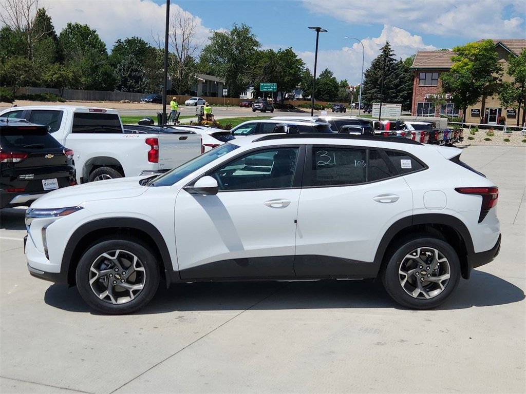 2025 Chevrolet Trax LT photo 3