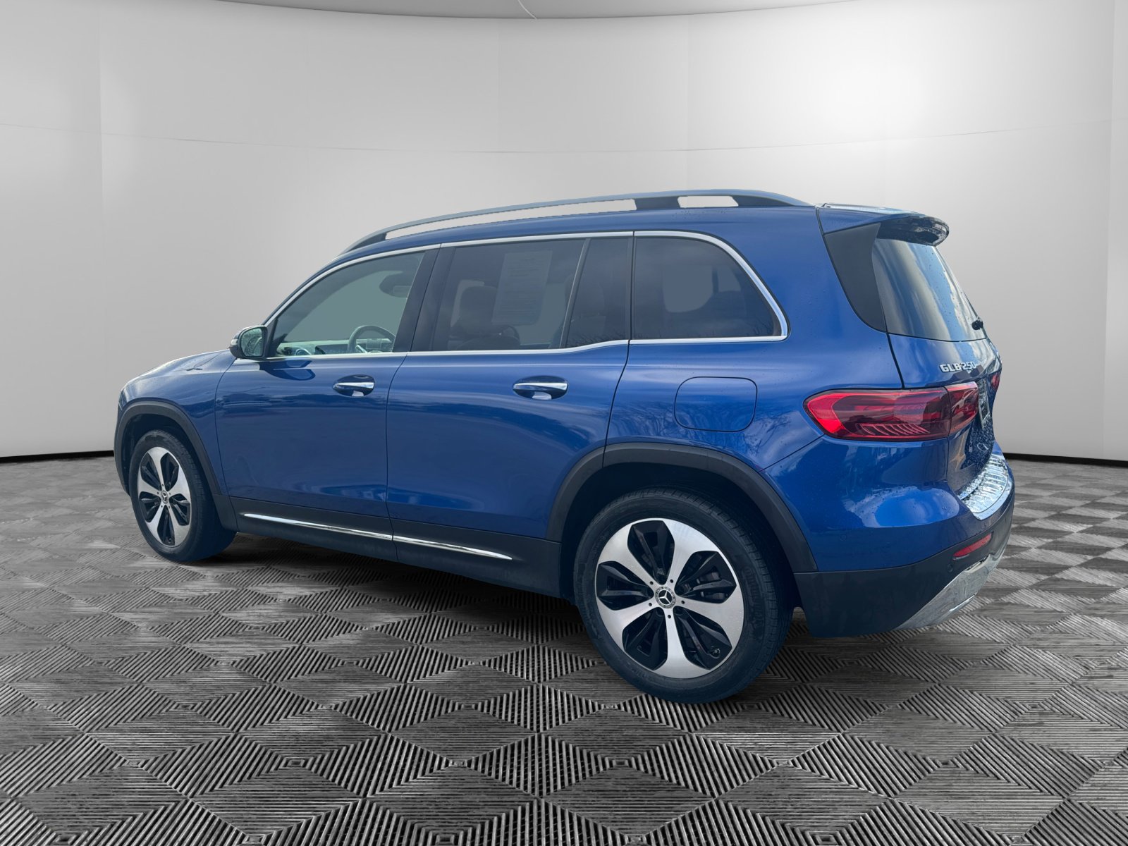 2024 Mercedes Benz GLB 250 4MATIC photo 3