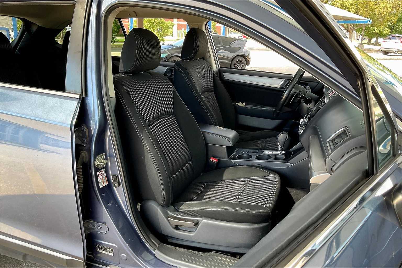 2017 Subaru Outback Premium photo 8