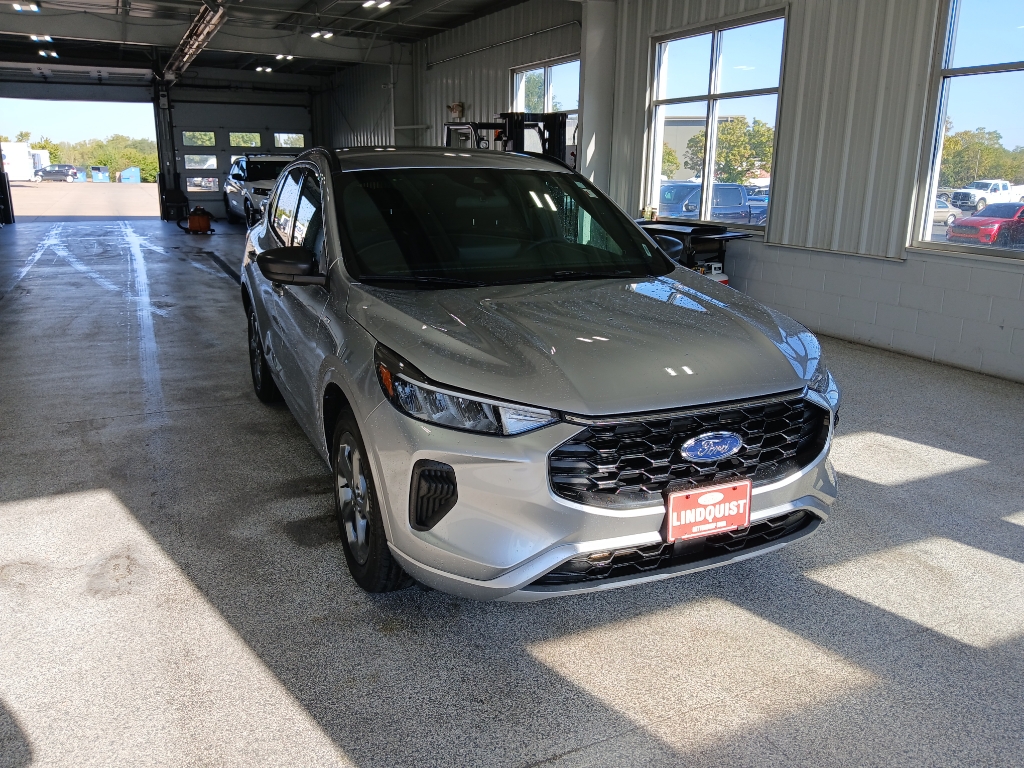 2023 Ford Escape ST-Line photo 2