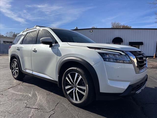 2024 Nissan Pathfinder Platinum's photo