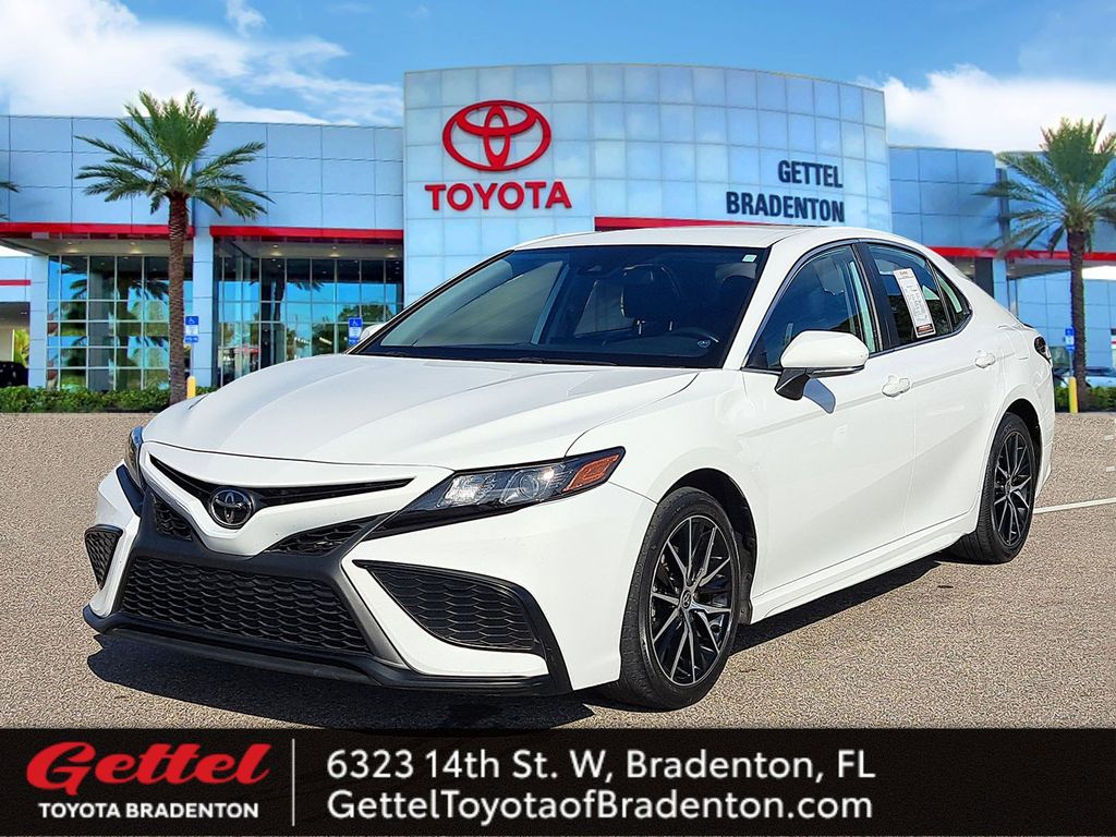 2022 Toyota Camry SE's photo