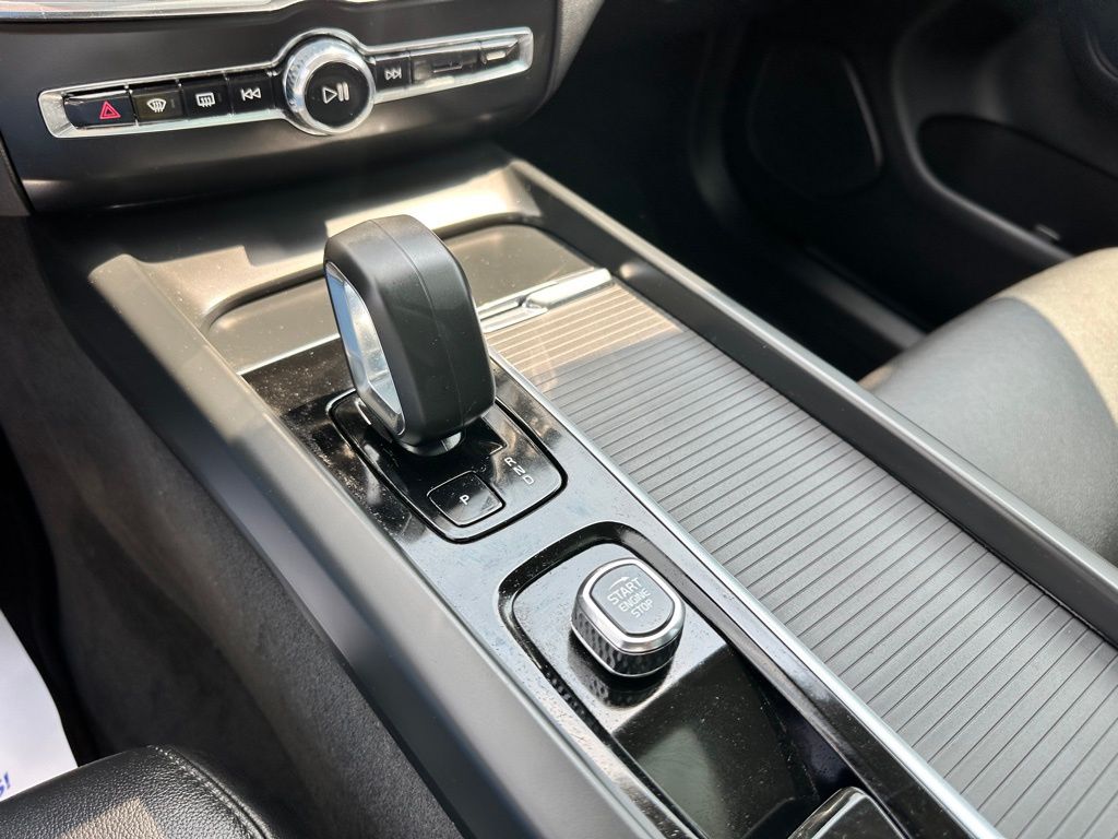 2025 Volvo XC60 B5 Core photo 14