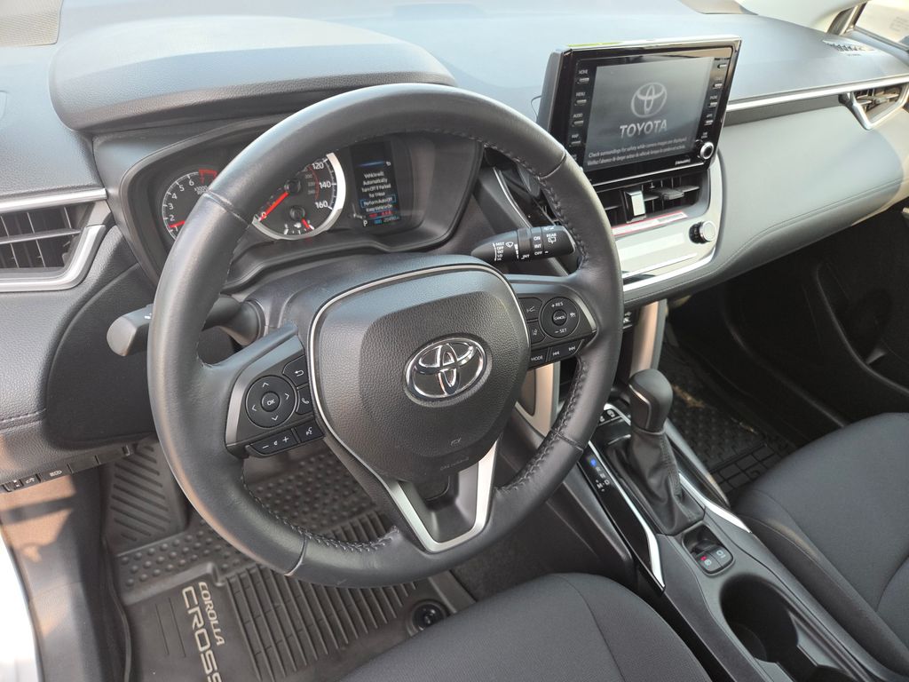 2022 Toyota Corolla Cross LE photo 13