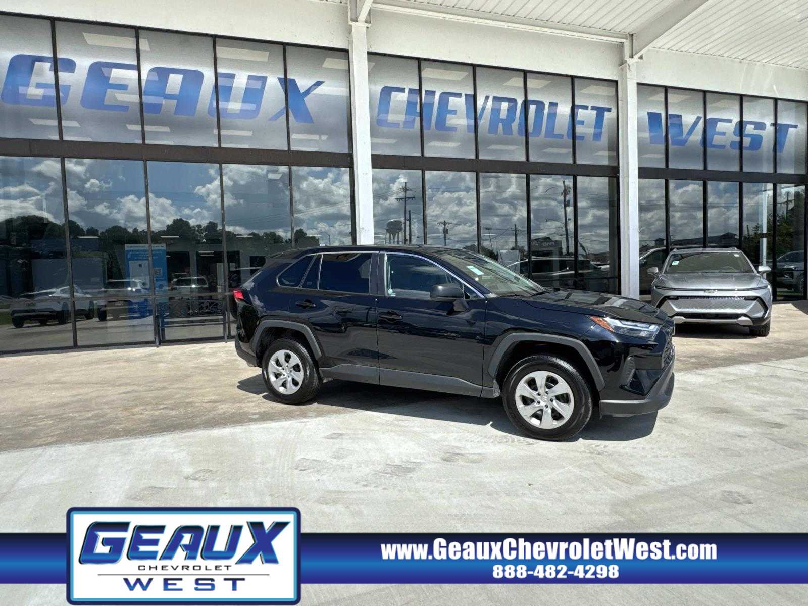 2023 Toyota RAV4 LE's photo