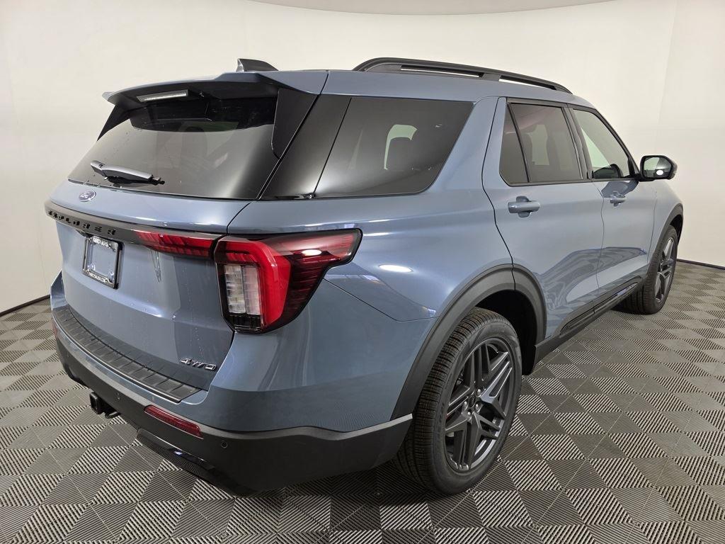 2025 Ford Explorer ST-Line photo 8