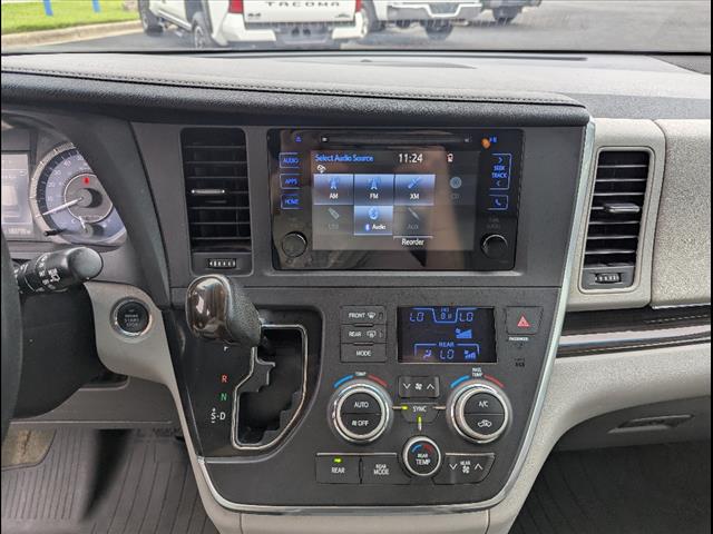2016 Toyota Sienna XLE photo 10