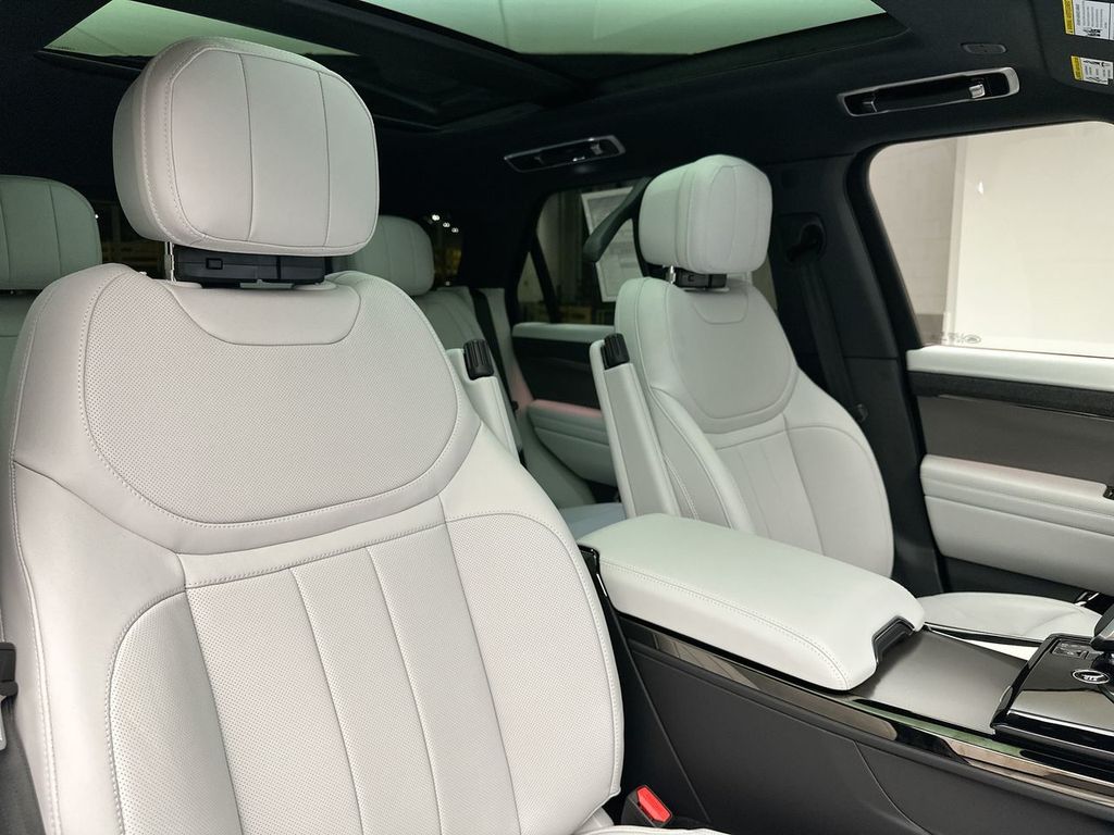 2025 Land Rover Range Rover Sport SE photo 6