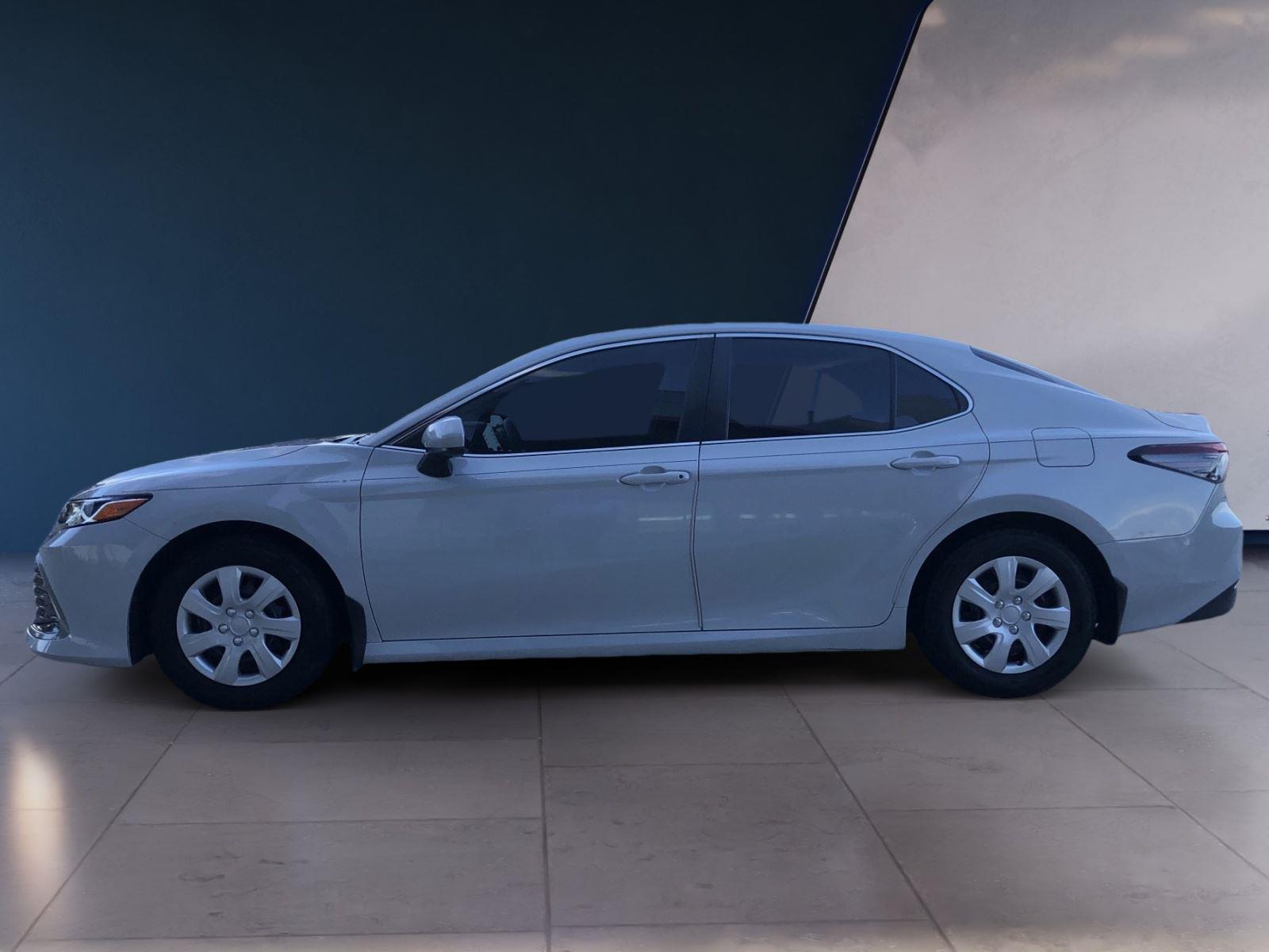 2022 Toyota Camry Hybrid LE photo 2