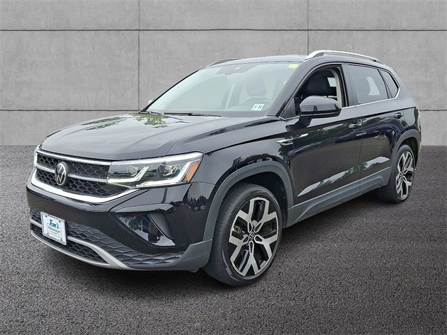 2022 Volkswagen Taos SEL photo 2