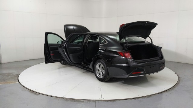 Used 2022  Hyundai SE image 10