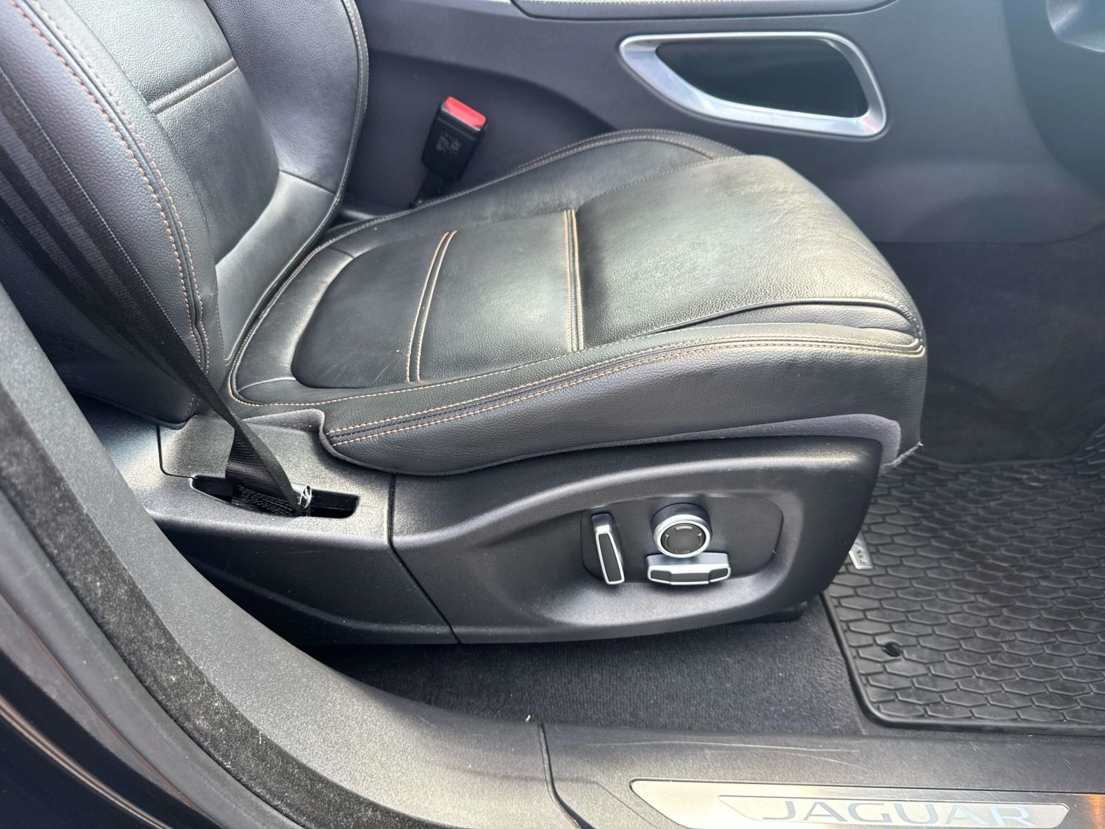 2020 Jaguar F-PACE Prestige photo 11
