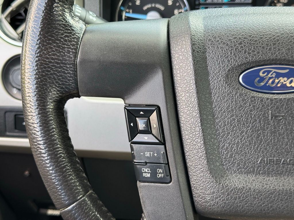 2011 Ford F-150 Lariat photo 25