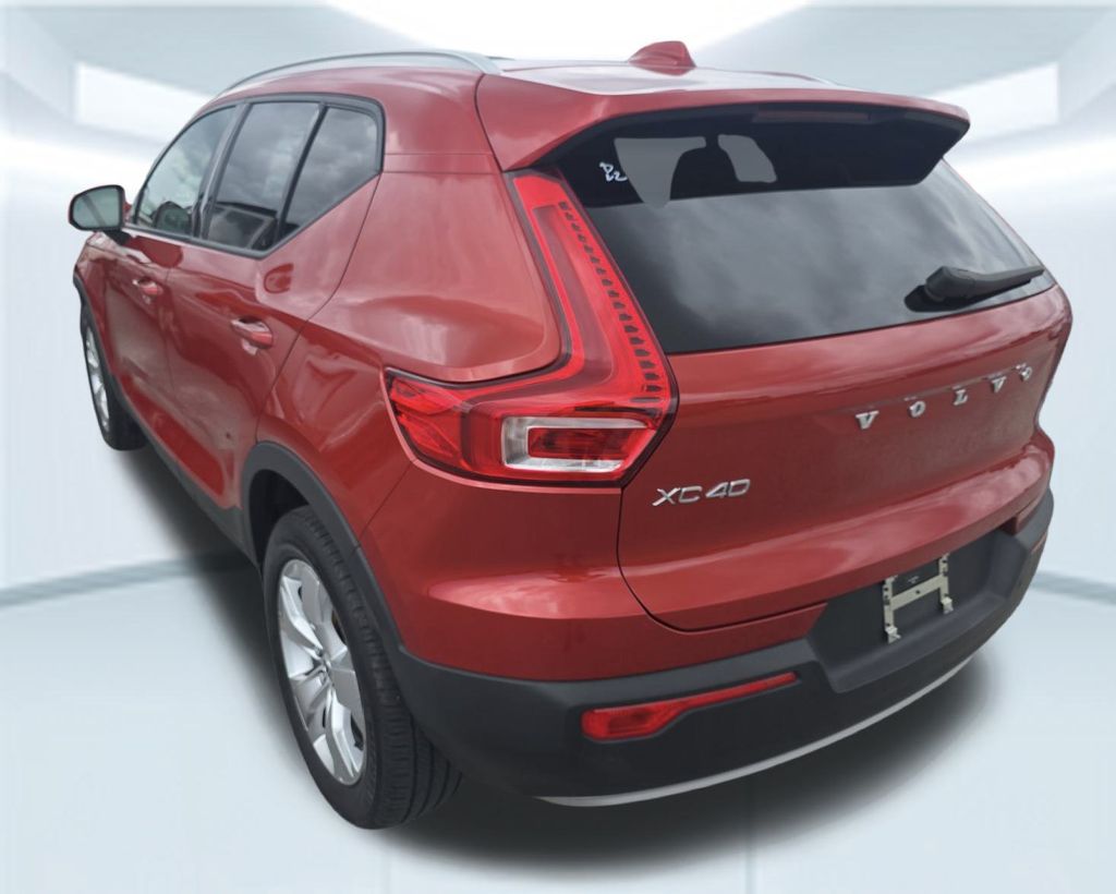 2022 Volvo XC40 Momentum photo 2