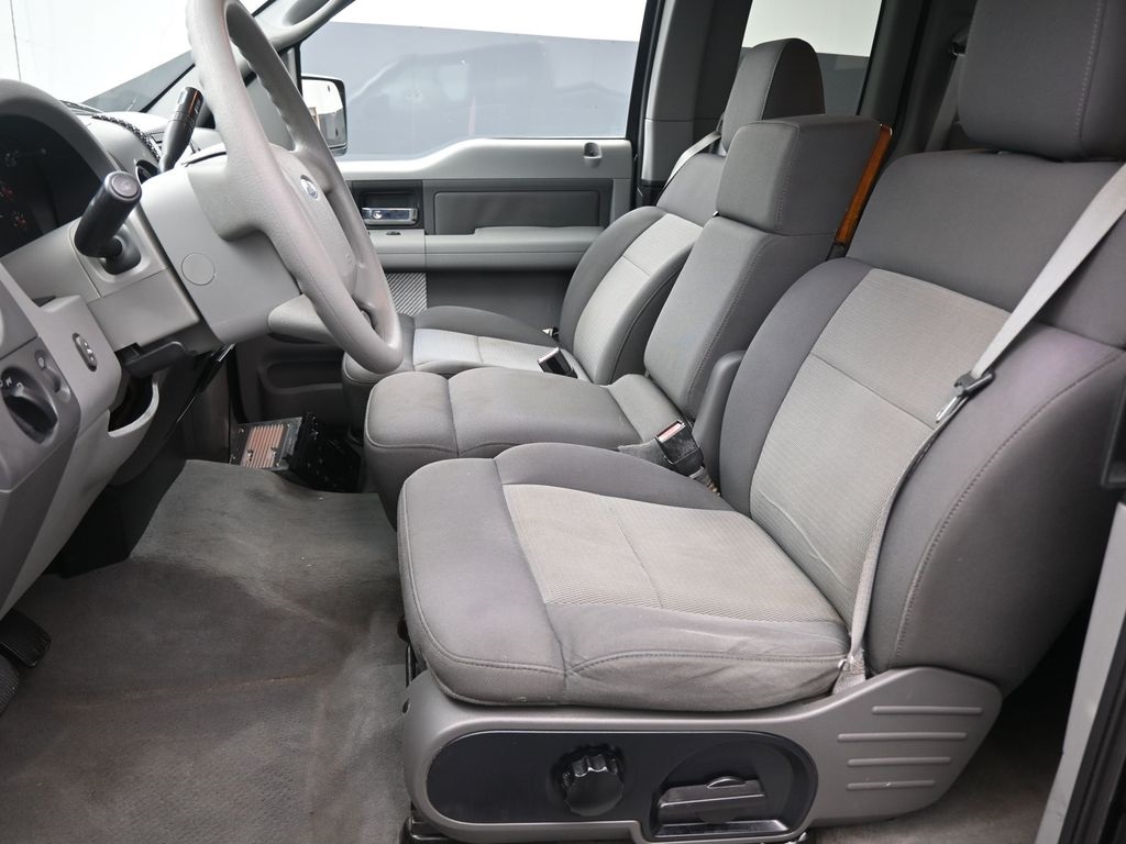 2004 Ford F-150 XL photo 2