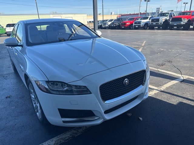 2016 Jaguar XF Premium's photo