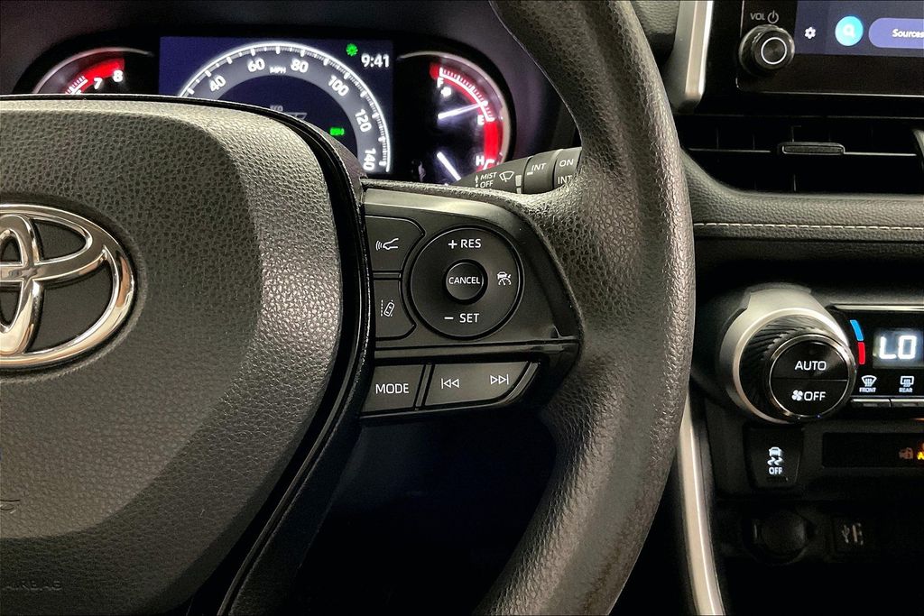 2024 Toyota RAV4 XLE photo 17
