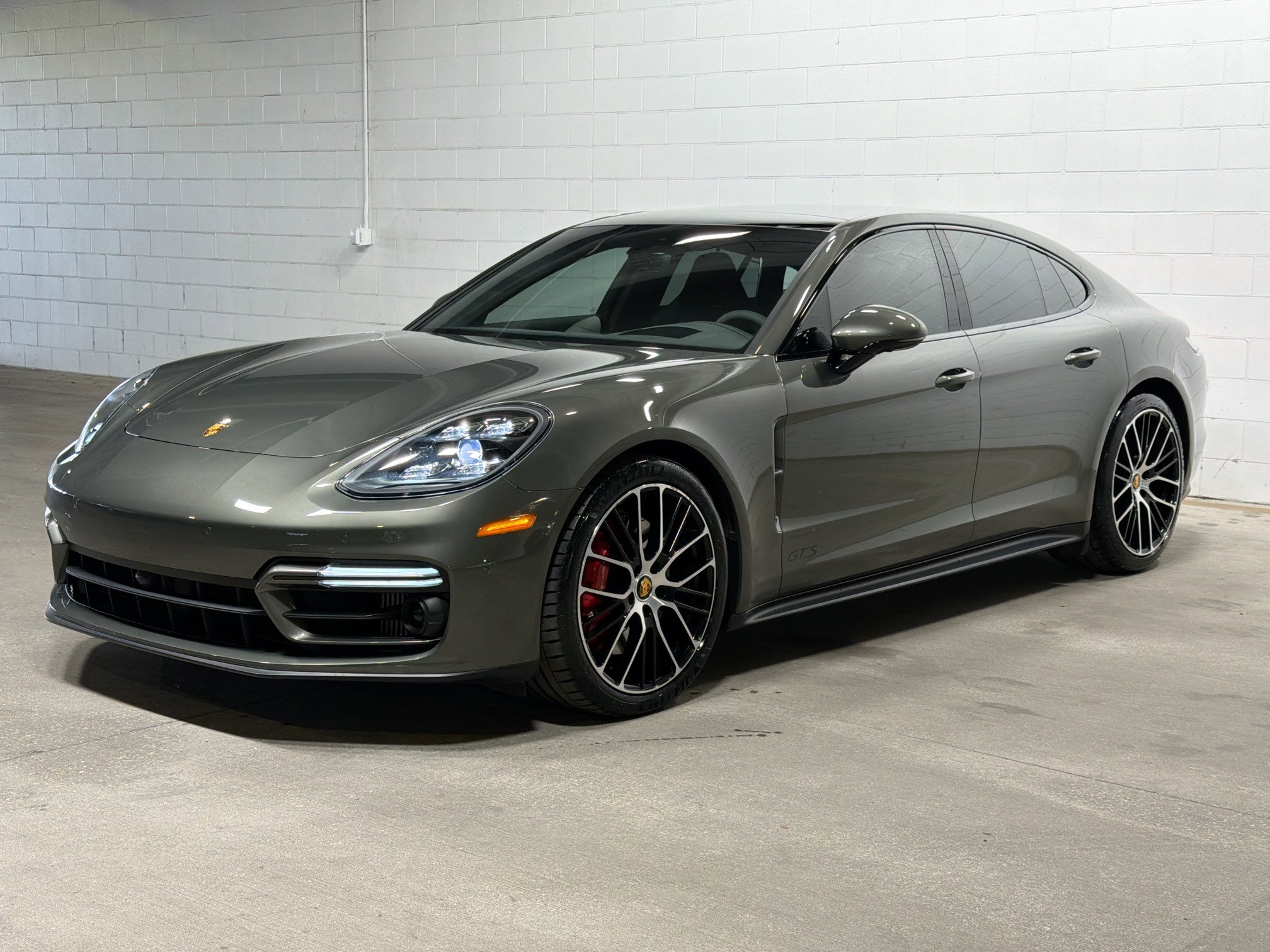 2023 Porsche Panamera GTS's photo