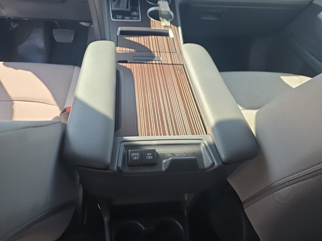 2023 Toyota Sienna LE photo 14