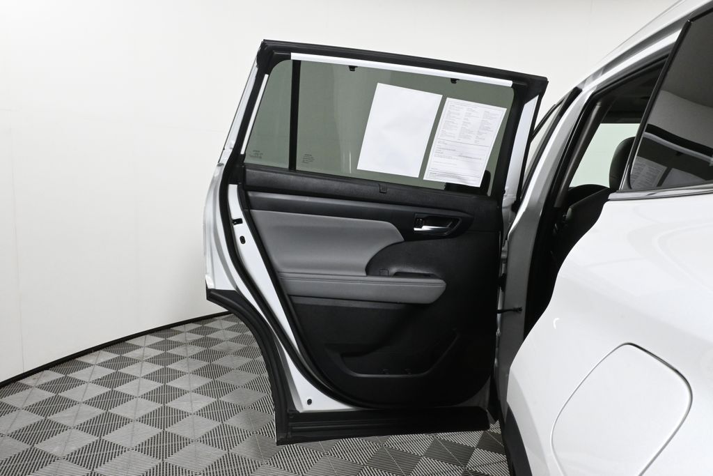 2024 Toyota Highlander XLE photo 29