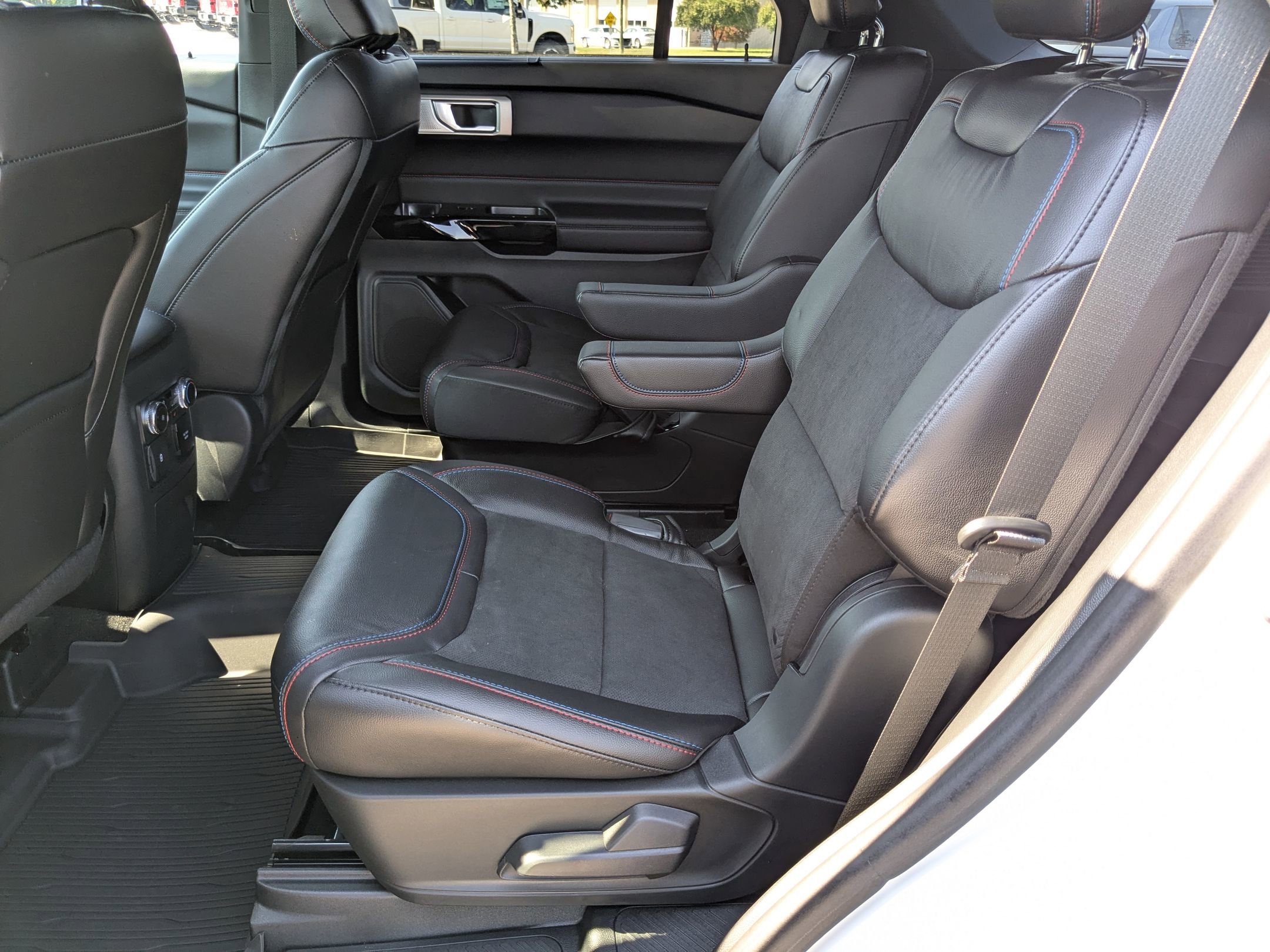 2024 Ford Explorer ST photo 30